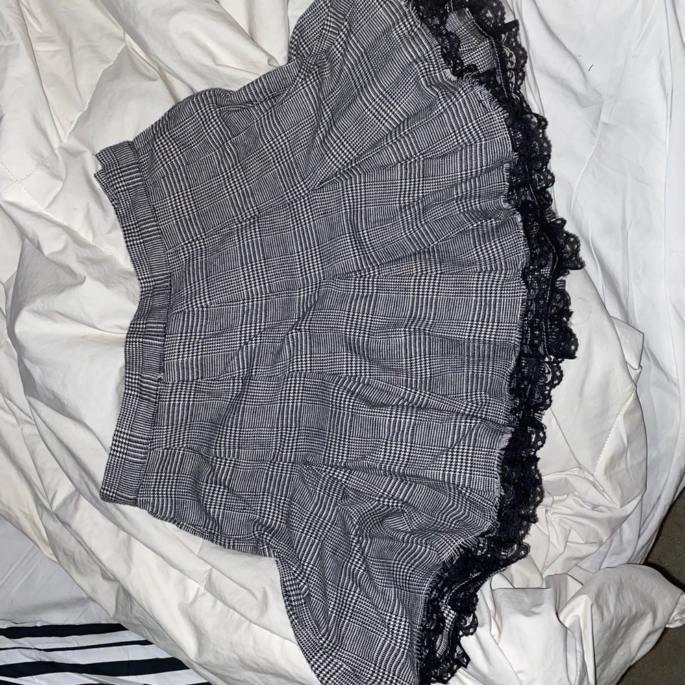 BRANDY MELVILLE PLEATED SKIRT W LACE